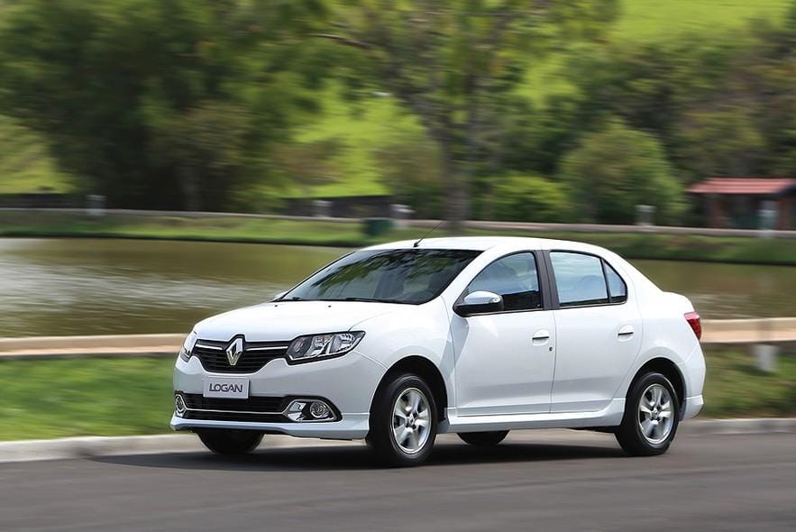 Renault Logan branco da Filipe Viagens em uma rodovia com paisagem urbana